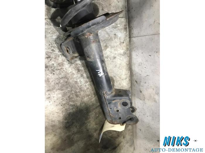 Front shock absorber rod, right from a Mercedes-Benz A (W169) 2.0 A-180 CDI 16V 5-Drs. 2006