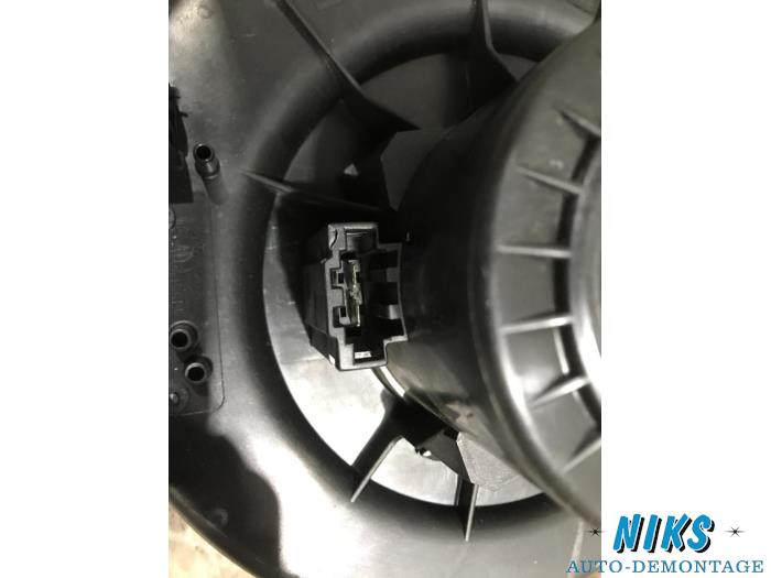 Heating and ventilation fan motor from a Seat Ibiza IV (6J5) 1.4 16V 2012