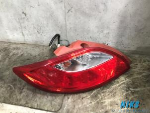 Używane Tylne swiatlo pozycyjne lewe Mazda 2 (DE) 1.3 16V S-VT Cena na żądanie oferowane przez Niks autodemontage