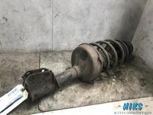 Used Front shock absorber rod, left Renault Clio II (BB/CB) 1.2 Price on request offered by Niks autodemontage