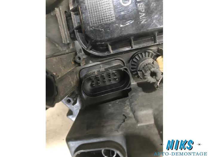 Phare droit d'un Seat Ibiza IV (6J5) 1.9 TDI 105 2009