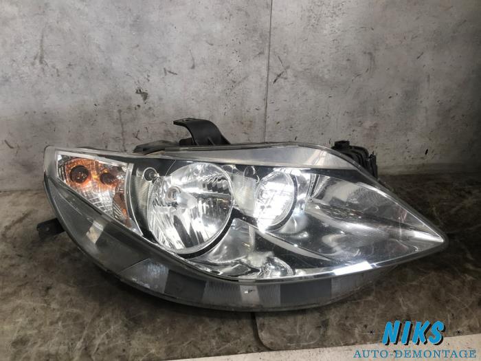 Phare droit d'un Seat Ibiza IV (6J5) 1.9 TDI 105 2009