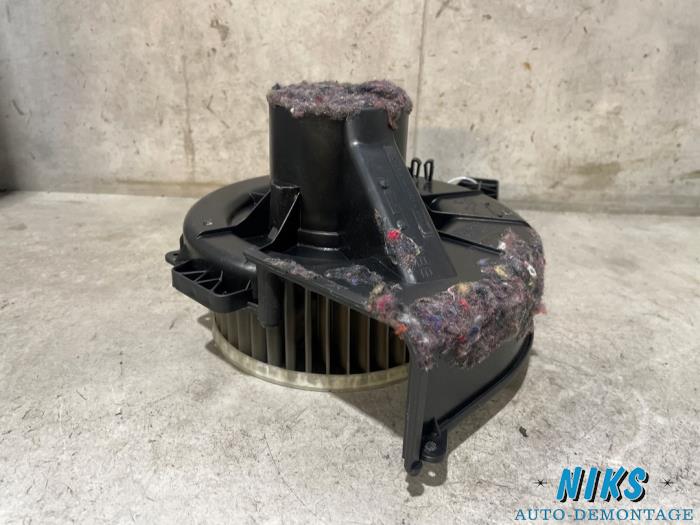 Heating and ventilation fan motor from a Skoda Fabia II (5J) 1.2i 12V 2010