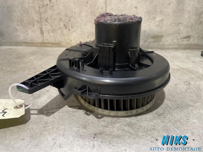Heating and ventilation fan motor from a Skoda Fabia II (5J) 1.2i 12V 2010