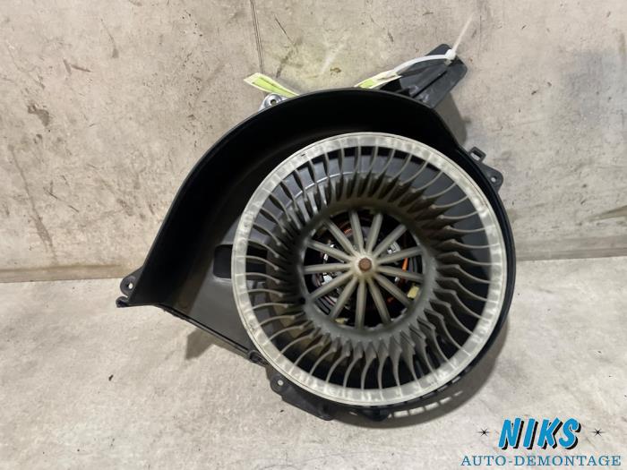 Heating and ventilation fan motor from a Skoda Fabia II (5J) 1.2i 12V 2010