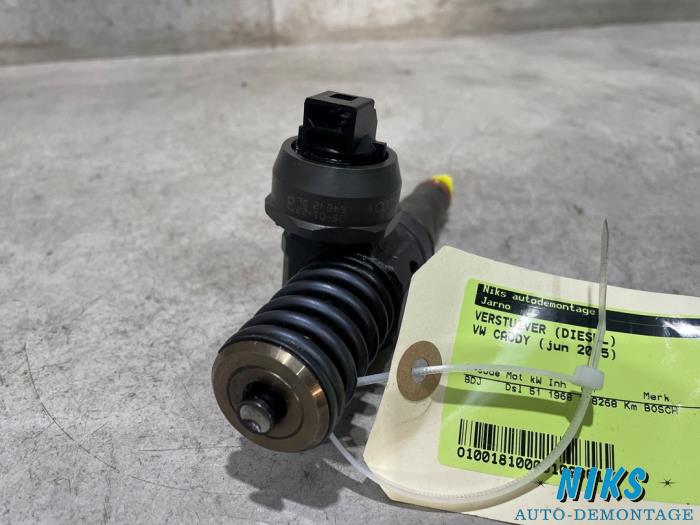 Injector (diesel) from a Volkswagen Caddy III (2KA,2KH,2CA,2CH) 2.0 SDI 2005