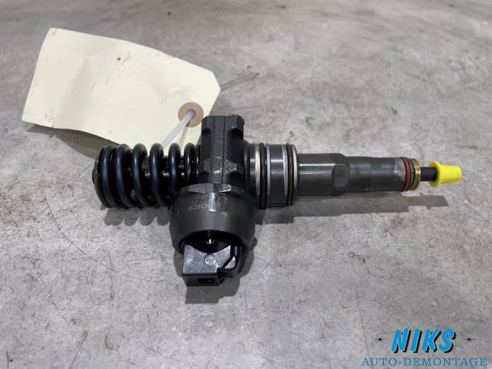 Injector (diesel) from a Volkswagen Caddy III (2KA,2KH,2CA,2CH) 2.0 SDI 2005