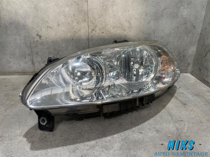 Używane Reflektor lewy Fiat Croma (194) 1.8 MPI 16V Cena na żądanie oferowane przez Niks autodemontage