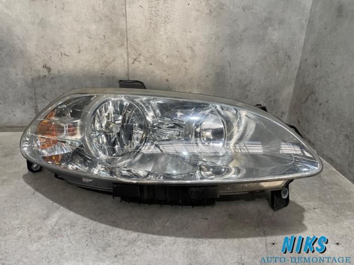 Używane Reflektor prawy Fiat Croma (194) 1.8 MPI 16V Cena na żądanie oferowane przez Niks autodemontage