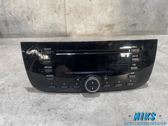 Begagnade Radio Fiat Punto Evo (199) 1.3 JTD Multijet 85 16V Euro 5 Pris på förfrågan erbjuds av Niks autodemontage