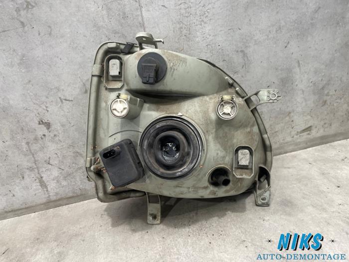 Headlight, left from a Opel Agila (A) 1.0 12V Twin Port 2004