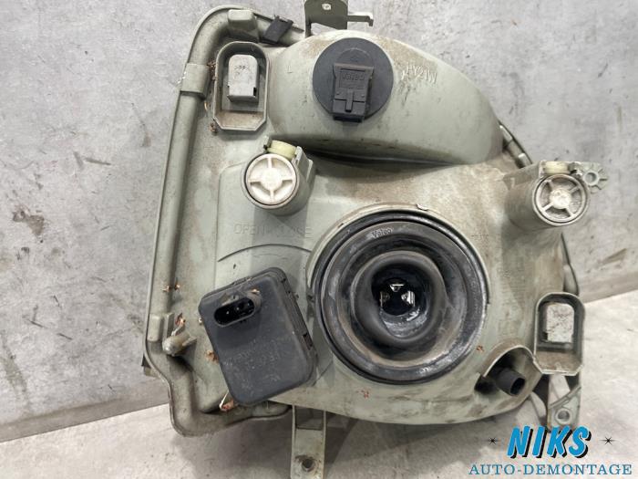 Headlight, left from a Opel Agila (A) 1.0 12V Twin Port 2004