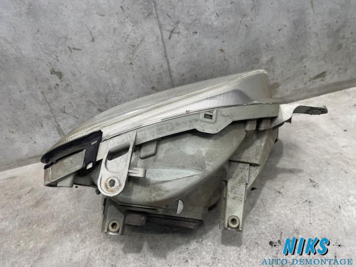 Headlight, left from a Opel Agila (A) 1.0 12V Twin Port 2004