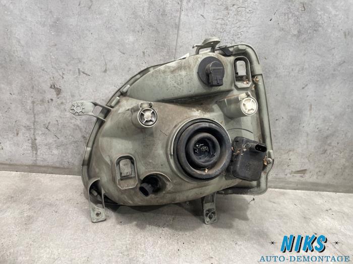 Headlight, right from a Opel Agila (A) 1.0 12V Twin Port 2004