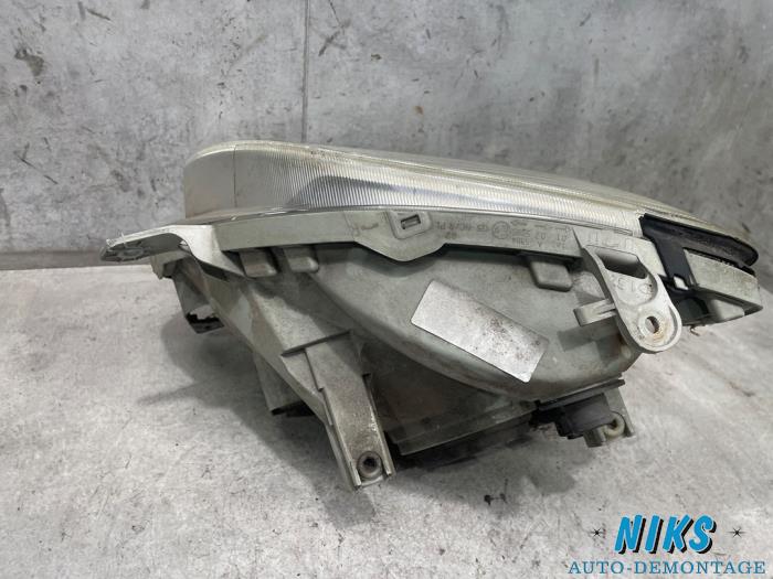 Headlight, right from a Opel Agila (A) 1.0 12V Twin Port 2004