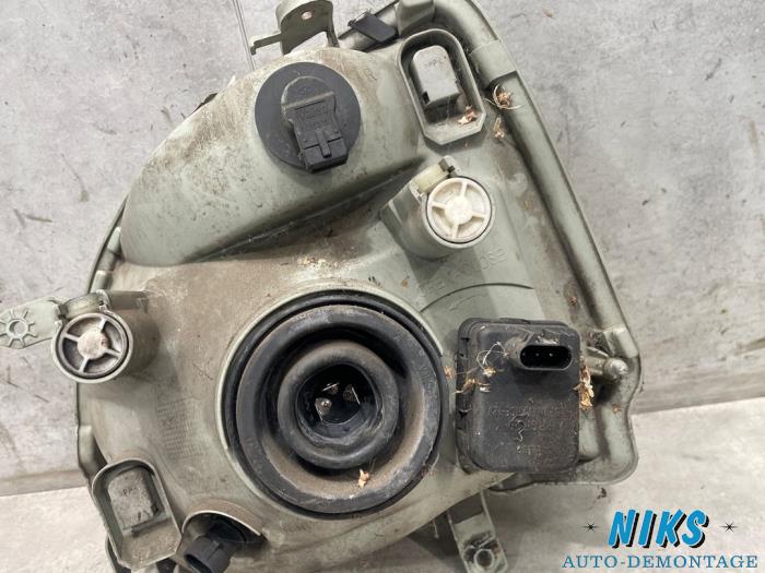 Headlight, right from a Opel Agila (A) 1.0 12V Twin Port 2004