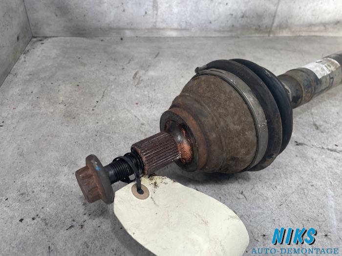 Arbre de transmission avant droit d'un Volkswagen Caddy III (2KA,2KH,2CA,2CH) 1.9 TDI 2010