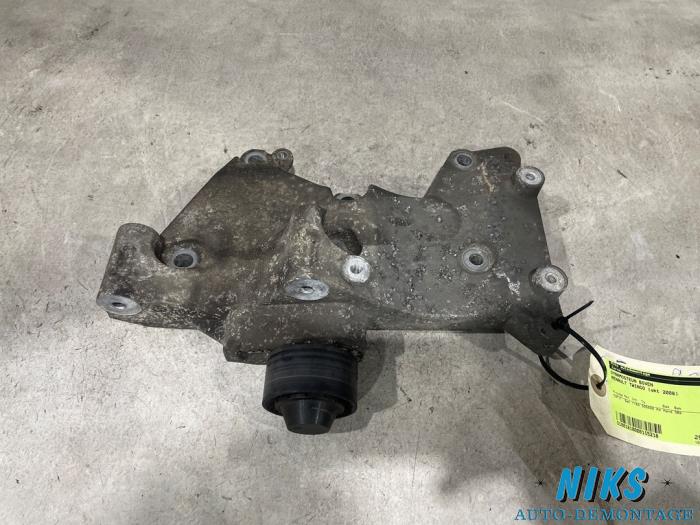 Usagé Support dynamo haut Renault Twingo II (CN) 1.2 16V Prix sur demande proposé par Niks autodemontage