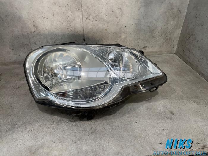 Używane Reflektor prawy Volkswagen Polo IV (9N1/2/3) 1.4 TDI 70 Cena na żądanie oferowane przez Niks autodemontage