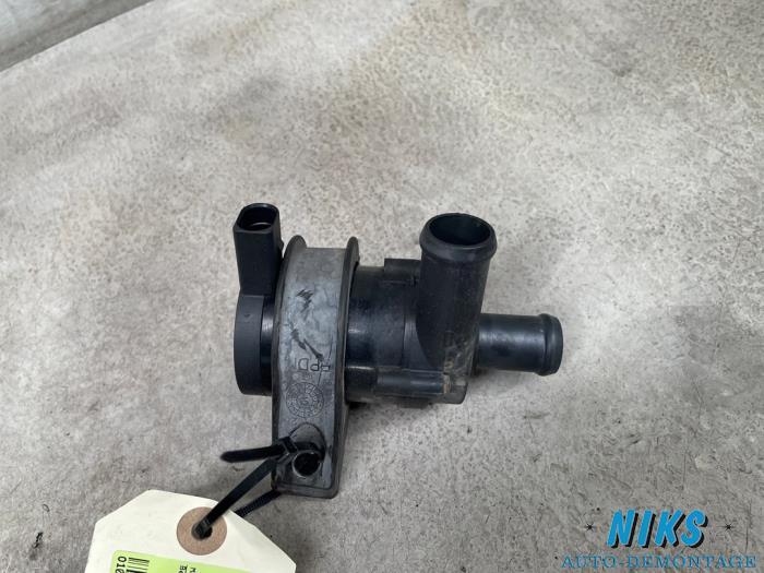 Begagnade Extra vattenpump Volkswagen Golf VI (5K1) 1.2 TSI Pris på förfrågan erbjuds av Niks autodemontage