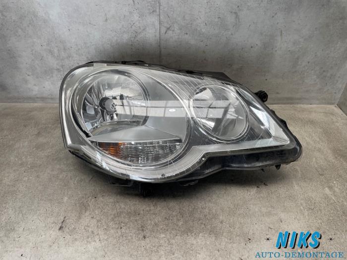 Używane Reflektor prawy Volkswagen Polo IV (9N1/2/3) 1.2 Cena na żądanie oferowane przez Niks autodemontage