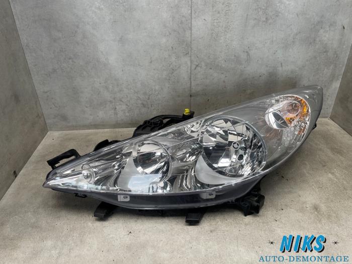 Używane Reflektor lewy Peugeot 207/207+ (WA/WC/WM) 1.4 16V VTi Cena na żądanie oferowane przez Niks autodemontage
