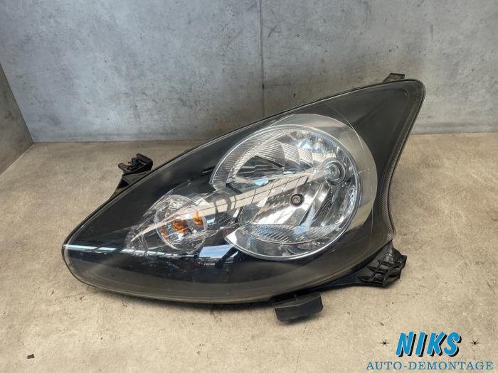 Używane Reflektor lewy Toyota Aygo (B10) 1.0 12V VVT-i Cena na żądanie oferowane przez Niks autodemontage