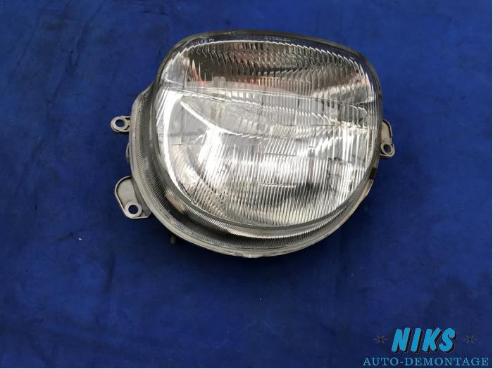 Headlight, left from a Renault Twingo (C06) 1.2 1998