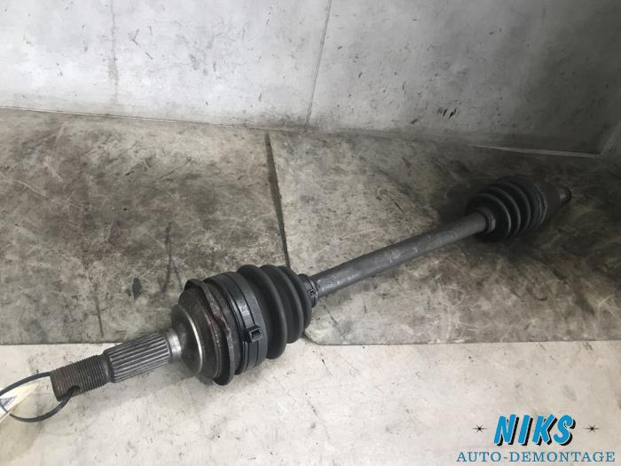 Front drive shaft, left from a Daihatsu Charade (G100/101/102/112) 1.0 TS,CS Special 1990