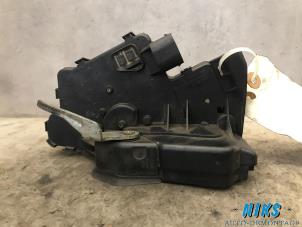 Used Front door lock mechanism 4-door, right BMW 3-Serie Price on request offered by Niks autodemontage