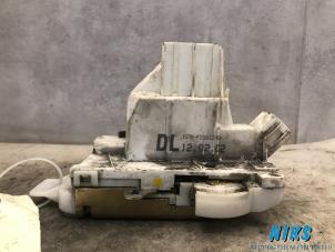 Used Front door lock mechanism 4-door, right Ford Mondeo III 2.0 TDCi 115 16V Price on request offered by Niks autodemontage