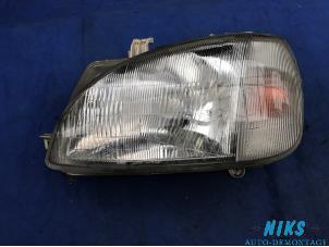 Używane Reflektor lewy Daihatsu Charade (G200/201/202/203/204) 1.3i TX/CX 16V Cena na żądanie oferowane przez Niks autodemontage