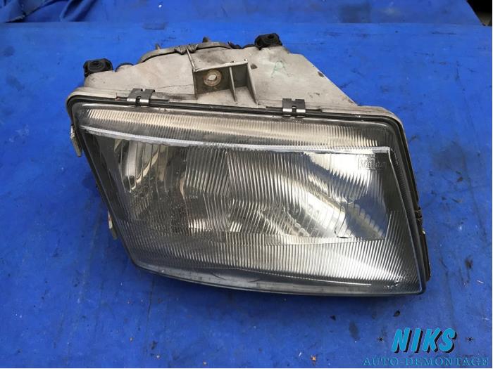 Headlight, right from a Mercedes-Benz Vito (638.0) 2.3 110D 1997