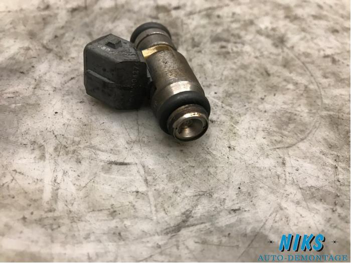 Injecteur (injection essence) d'un Renault Scénic I (JA) 1.6 16V 2000