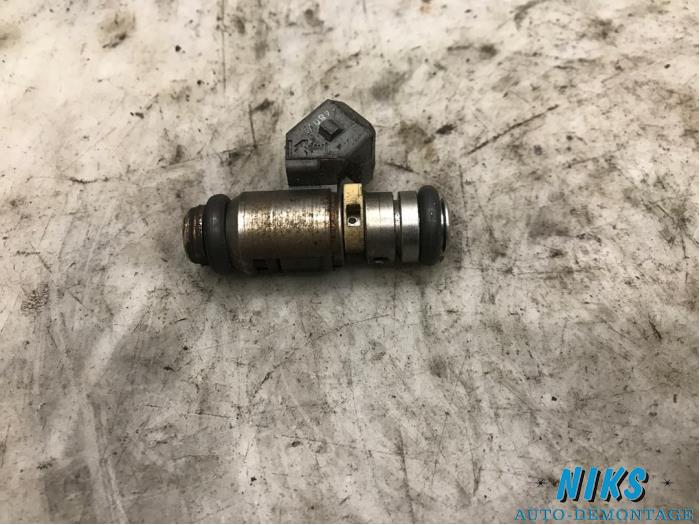 Injecteur (injection essence) d'un Renault Scénic I (JA) 1.6 16V 2000