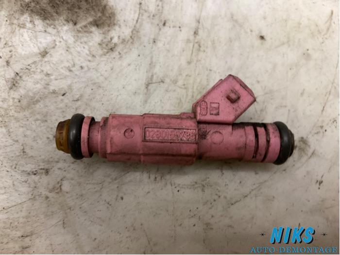 Injector (petrol injection) from a Ford Fiesta 4 1.3i 2000