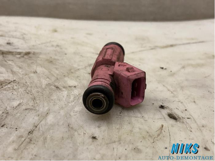 Injector (petrol injection) from a Ford Fiesta 4 1.3i 2000
