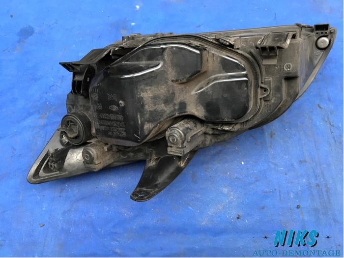Headlight, right from a Ford Focus 2 Wagon 1.6 TDCi 16V 90 2005