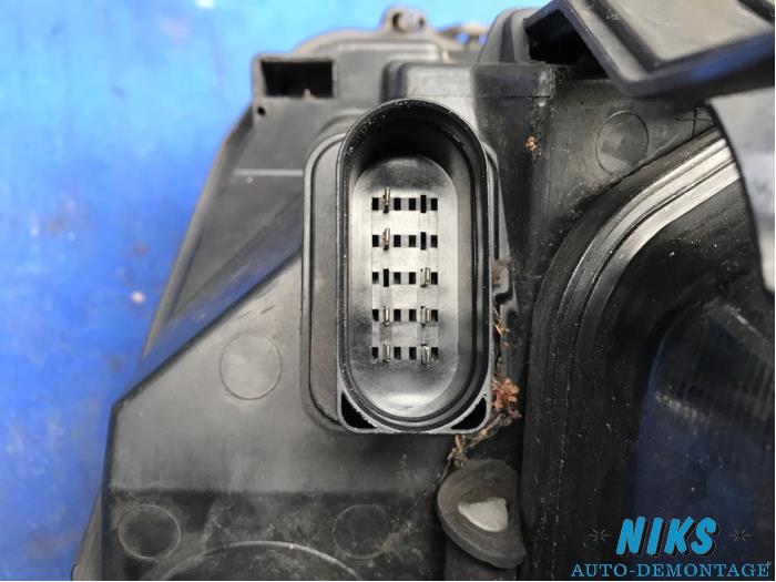 Headlight, right from a Ford Focus 2 Wagon 1.6 TDCi 16V 90 2005