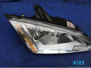 Used Headlight, right Ford Focus 2 Wagon 1.6 TDCi 16V 90 Price on request offered by Niks autodemontage