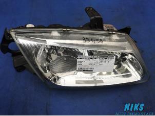 Used Headlight, right Nissan Almera (N16) 1.8 16V Price on request offered by Niks autodemontage