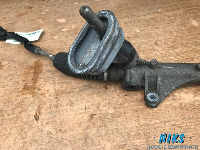 Steering box from a Nissan Note (E11) 1.4 16V 2008