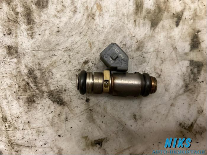 Injector (petrol injection) from a Renault Clio 2001