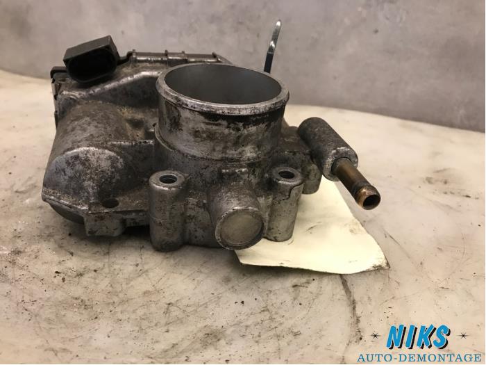 Drosselklappengehäuse van een Opel Corsa 2004