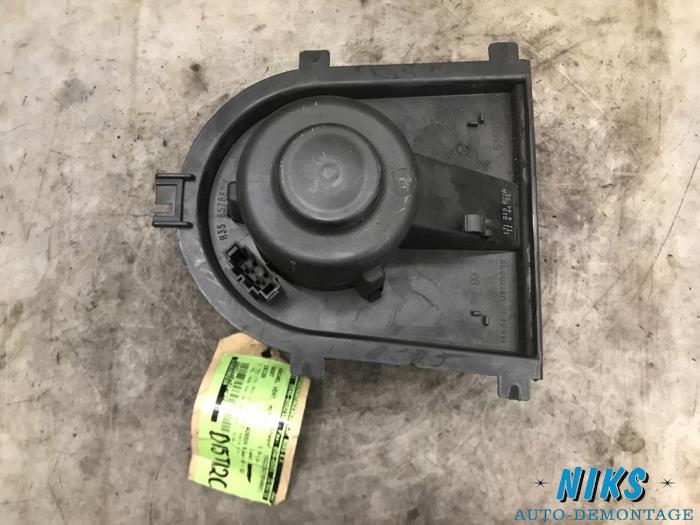 Heating and ventilation fan motor from a Seat Ibiza II Facelift (6K1) 1.9 SDi Select 2000