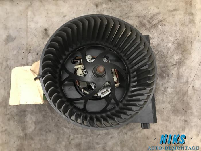 Heating and ventilation fan motor from a Seat Ibiza II Facelift (6K1) 1.9 SDi Select 2000
