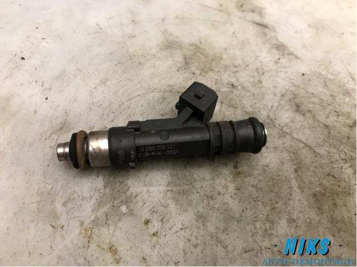 Injector (petrol injection) from a Opel Tigra 2004