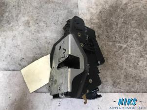 Used Door lock mechanism 4-door, front left BMW 3 serie (E46/4) 318d 16V Price on request offered by Niks autodemontage