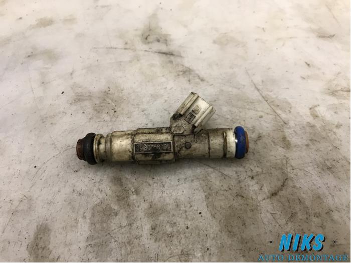 Injector (petrol injection) from a Ford Mondeo III Wagon 1.8 16V 2003