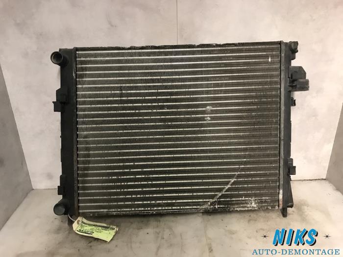 Radiator from a Renault Trafic New (FL) 1.9 dCi 82 16V 2005